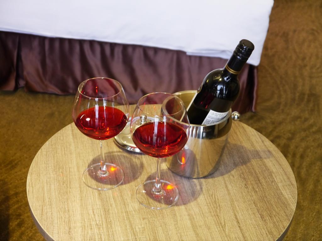 Look Royal Resort Цзяи Экстерьер фото A bottle of wine in a wine bucket