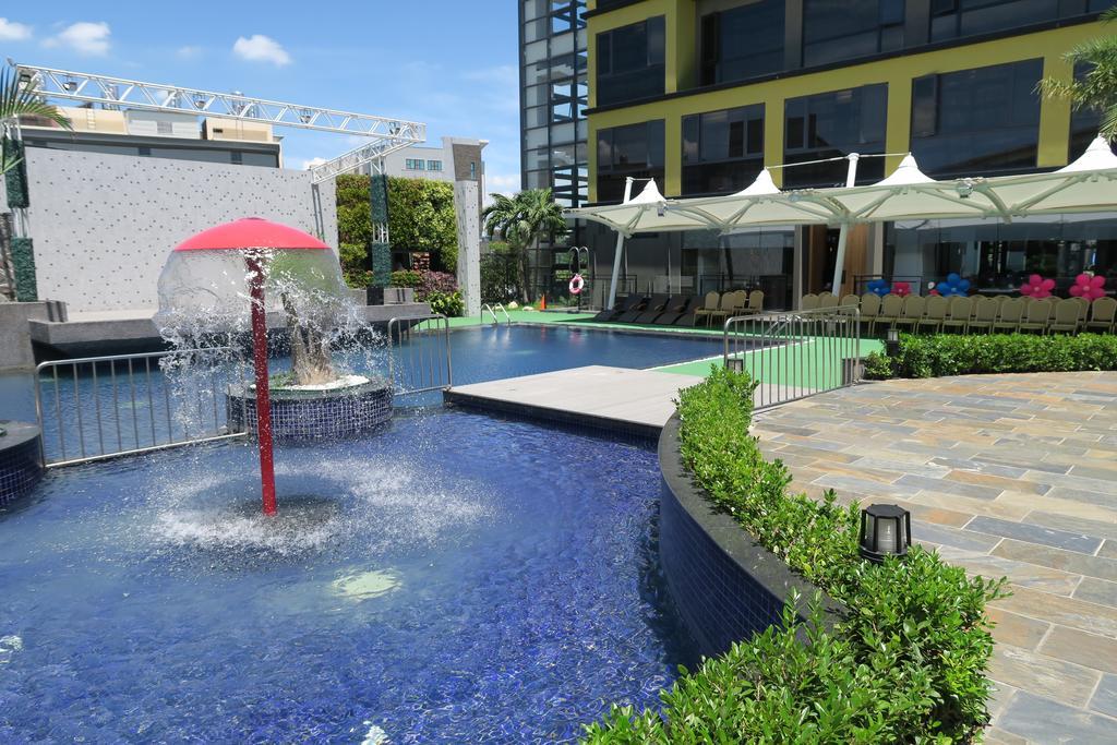 Look Royal Resort Цзяи Экстерьер фото The pool at the hotel