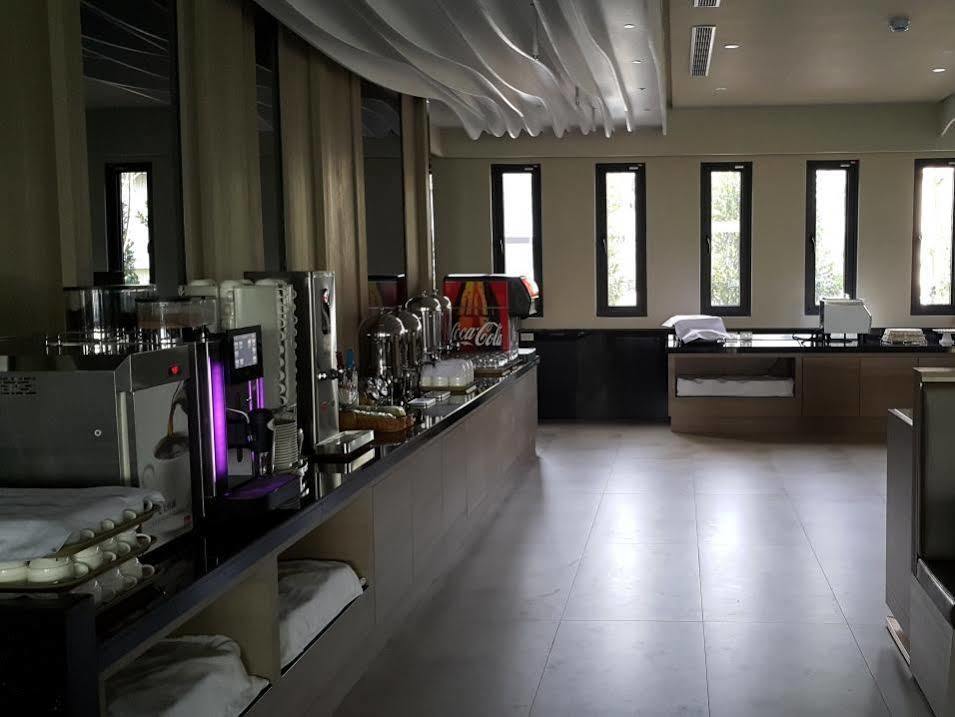 Look Royal Resort Цзяи Экстерьер фото A laboratory at the University of the South Pacific