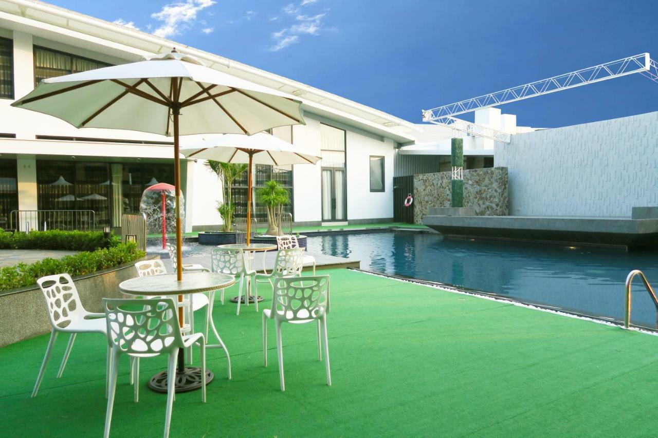 Look Royal Resort Цзяи Экстерьер фото The pool at the hotel